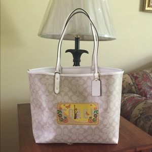 😍COACH Signature Reversible City Tote NY Motif😍